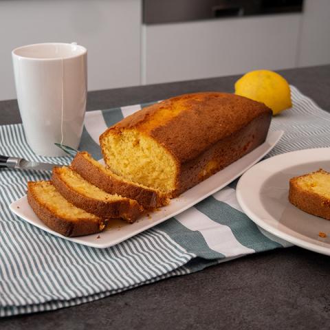 Cake au citron pour le goûter à déguster avec un thé lors des longues journées d'automne.